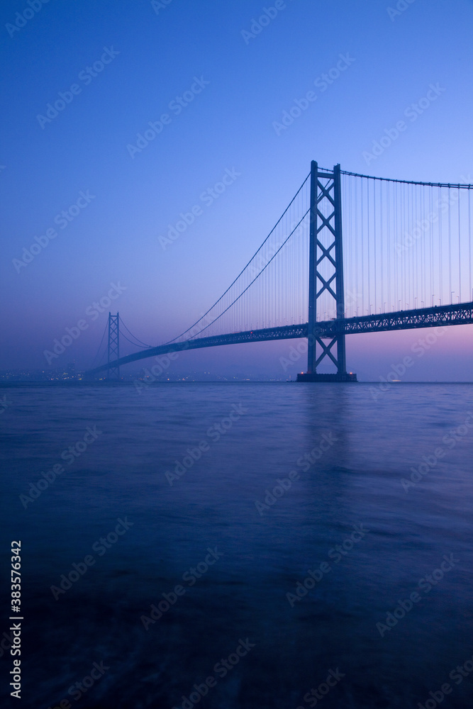 Obraz premium 明石海峡大橋の夜明け