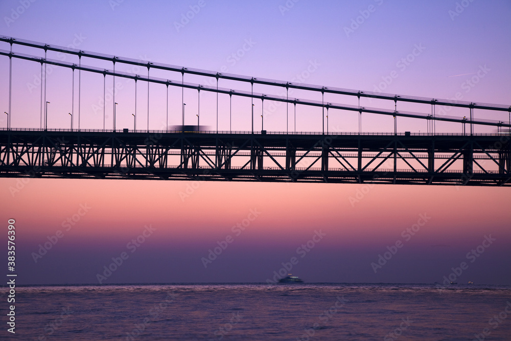 Obraz premium 明石海峡大橋の夜明け