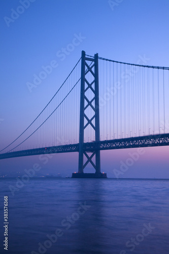 明石海峡大橋の夜明け © Paylessimages