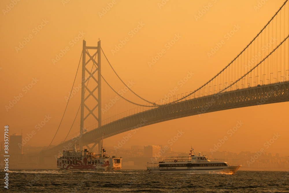 Obraz premium 連絡船と明石海峡大橋