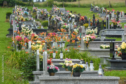 Fototapeta Naklejka Na Ścianę i Meble -  Groby na cmentarzu