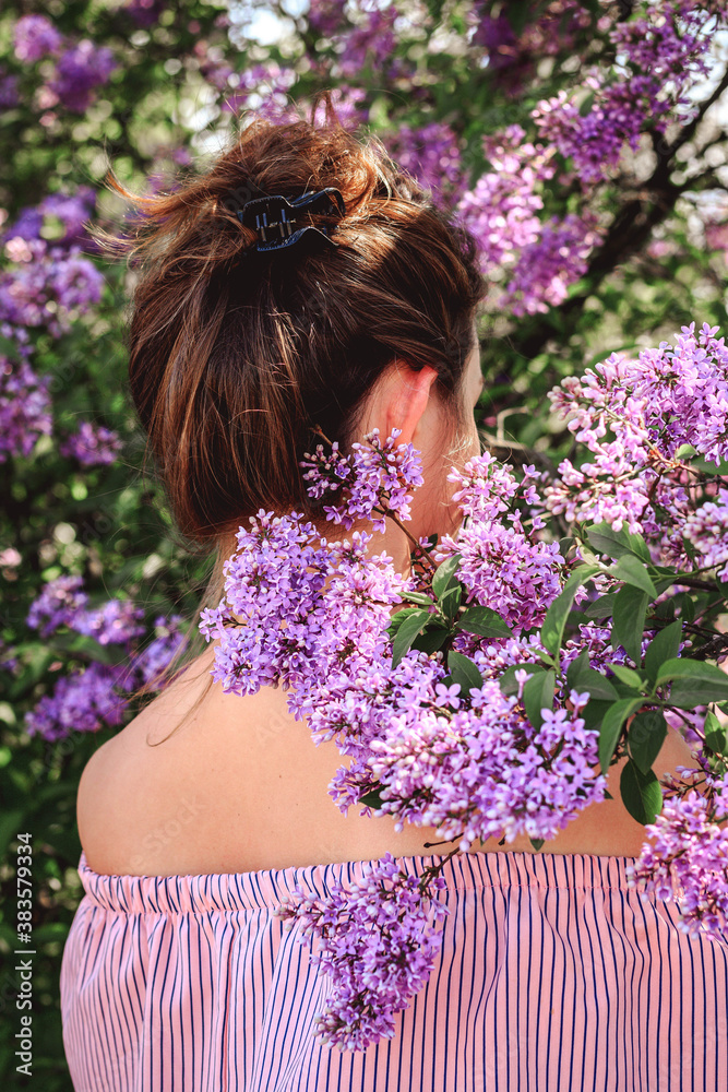 Naklejka premium woman with lilac flowers