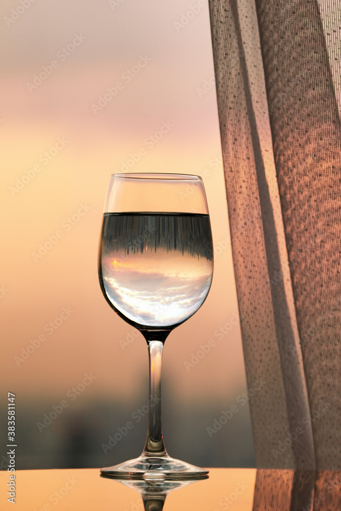 Obraz premium グラスに映る都会の朝