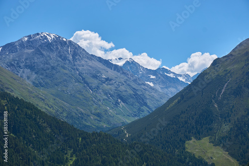 Bergwelt mit mehren Bergen und Wolken in den Alpen
