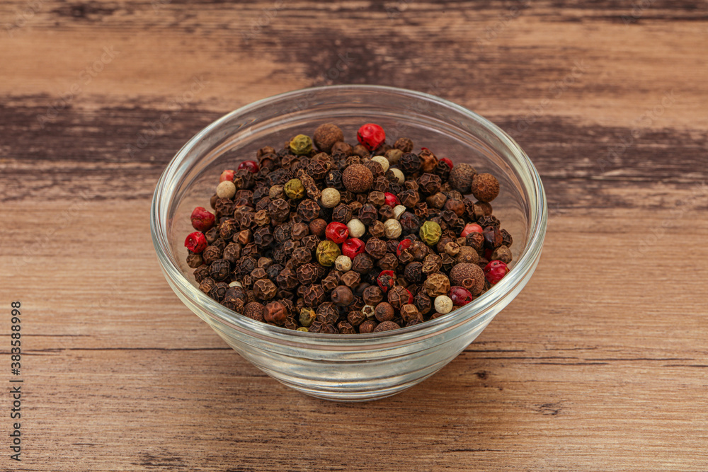 Peppercorn heap in the bowl