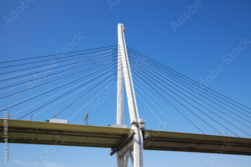 橋を渡る輸送トラック © Paylessimages
