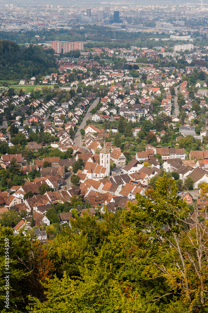 Fototapeta premium Muttenz, Kirche, Sankt Arbogastkirche, Sankt Arbogast, Reformierte Kirche, Ringmauern, Kirchhof, Dorf, Dorfkern, Kirchplatz, Kirchturm, Wartenberg, Baselland, Schweiz, Herbst, Sommer