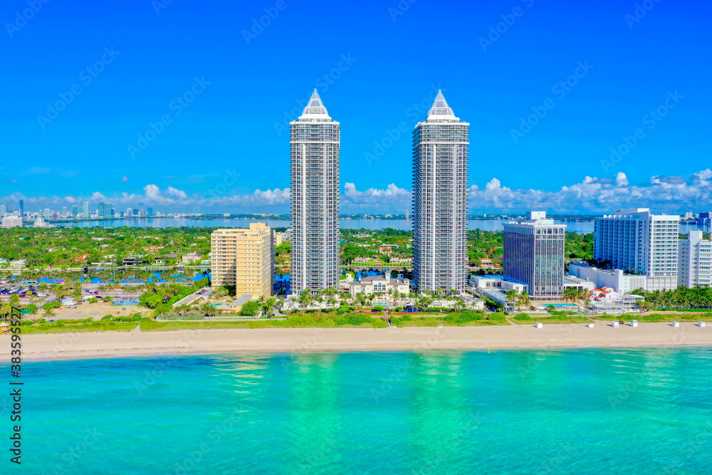 Obraz premium Miami Beach skyline view of beach and ocean