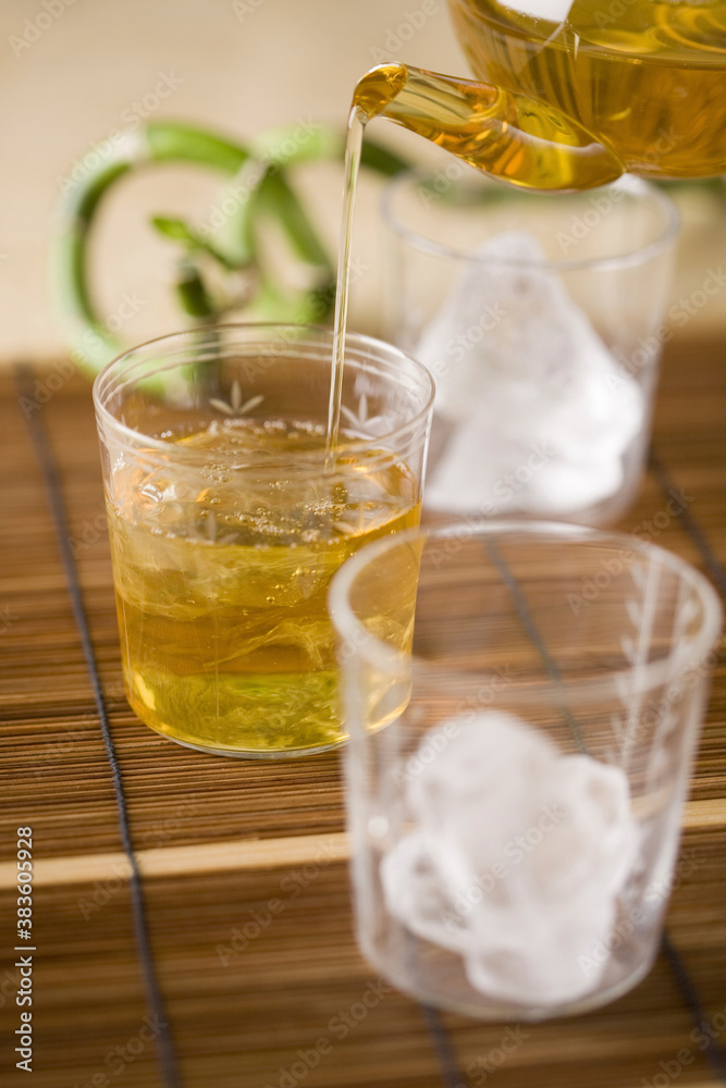グラスとお茶 グラスとお茶