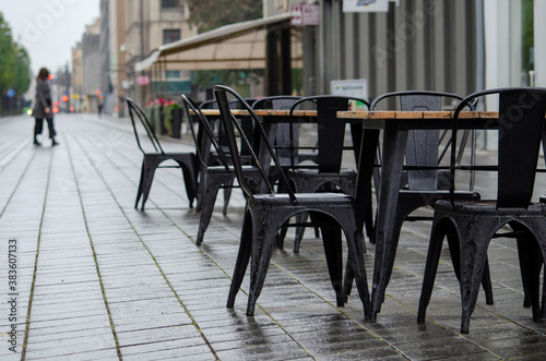 empty tables in the city center, pandemic, quarantine © SERSOLL