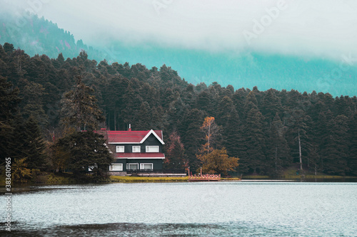 Canvastavla Impressive lake house