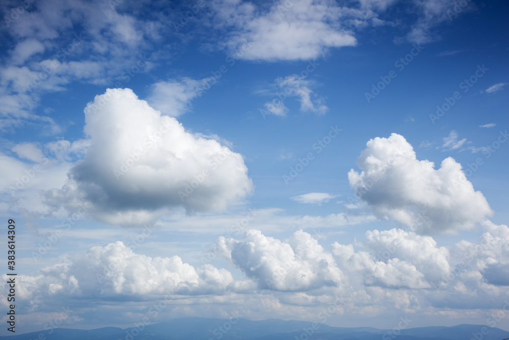 Obraz premium Fantastic view of the azure sky on a sunny day with fluffy clouds.