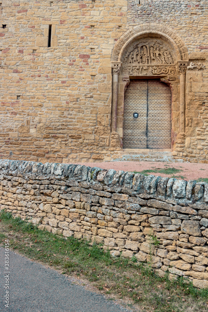 porte ancienne et mur en pierre à Anzy le Duc