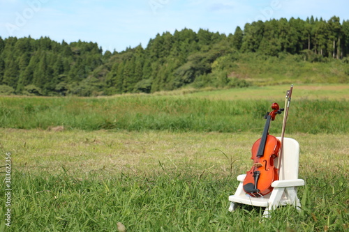 草原に置かれたイスの上のヴァイオリン violin on the small chair on the grassland 2