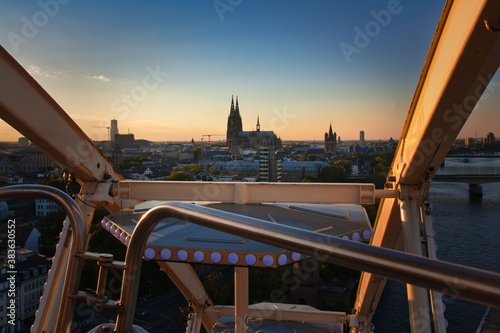 Blick vom Riesenrad am Schokoladenmuseum auf den Kölner Dom