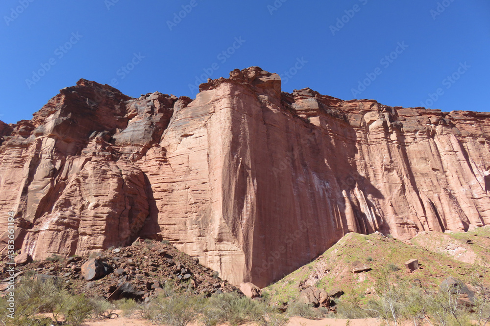 Vista desde abajo de las paredes de un cañón generado por la erosión del agua y el viento durante miles de años. 