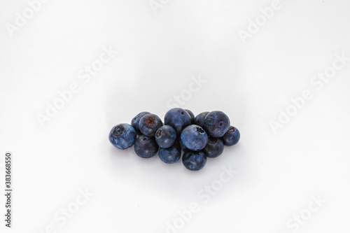 Obraz na płótnie A pile or group of blueberries isolated on white. w salonie
