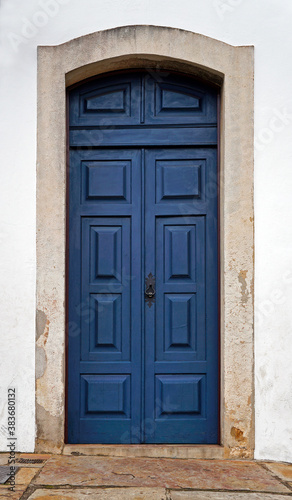 Ancient colonial door in historical city of Ouro Preto, Brazil   © Wagner Campelo