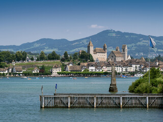 Acrylglasbilder Stadt am Wasser Rapperswil am Zürichsee in der Schweiz  © Yay Images