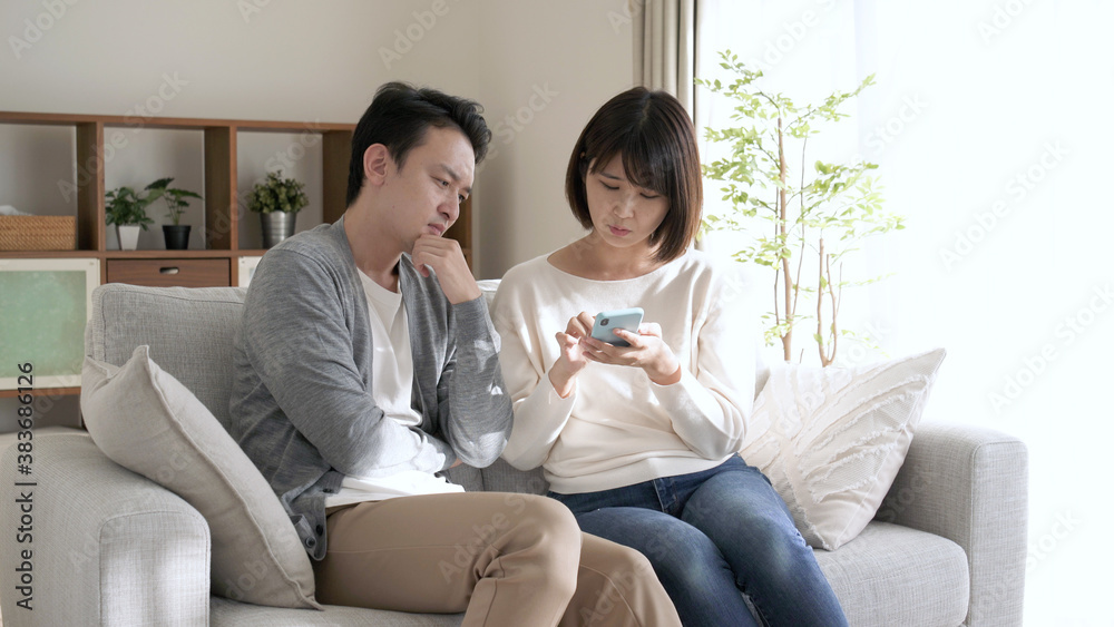 スマートフォンを観るカップル