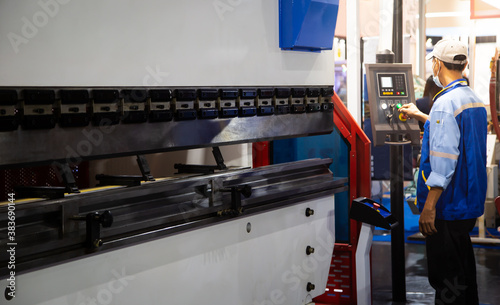 Industrial professional operating CNC synchronize hydraulic press brake bending machine