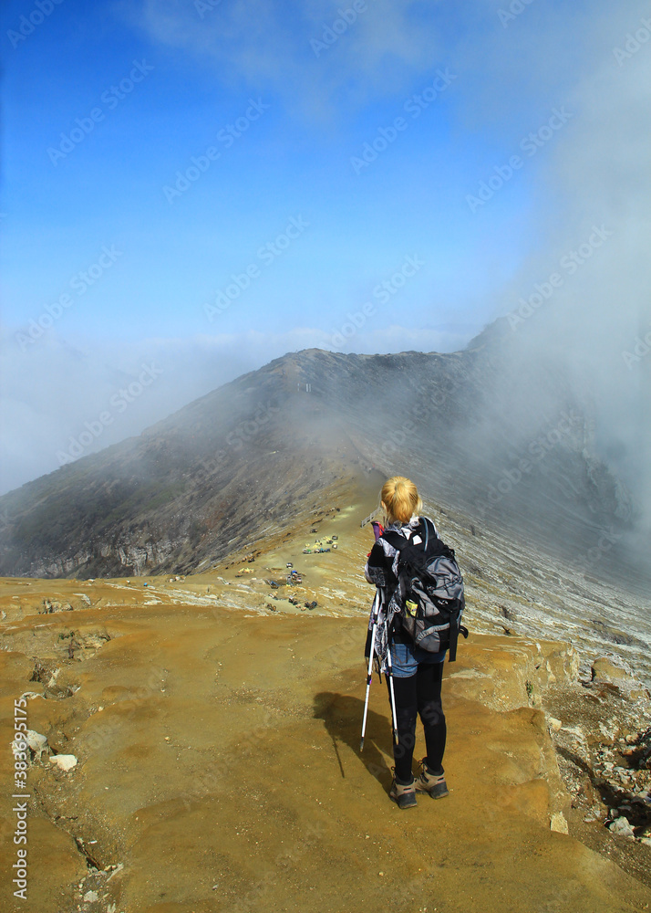 Obraz premium A woman walk at the top of Ijen Crater Banyuwangi East Java Indonesia
