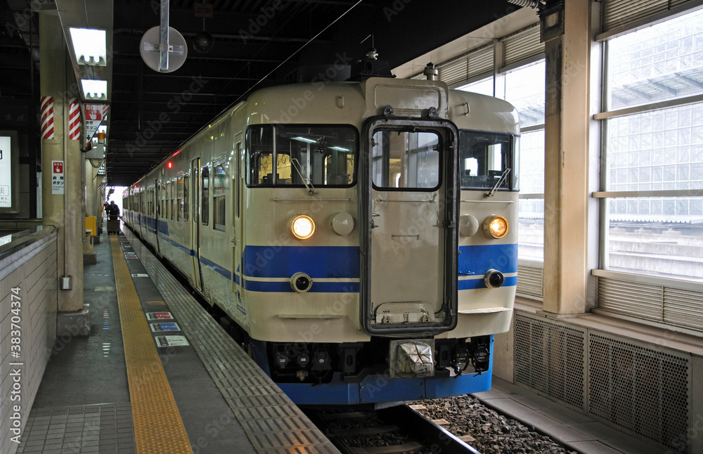 Obraz premium 鉄道JR西日本・北陸本線金沢駅413系電車