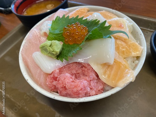 海鮮丼