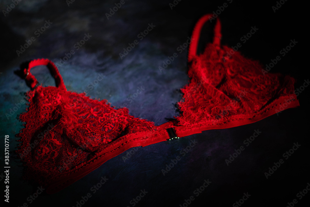 Fotografia do Stock: primer plano de ropa interior femenina bombacha y  corpiño en su confección con hilos maquina de coser con base oscura