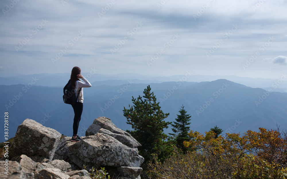 Obraz premium Female hiker in Seorak Mountain, South Korea