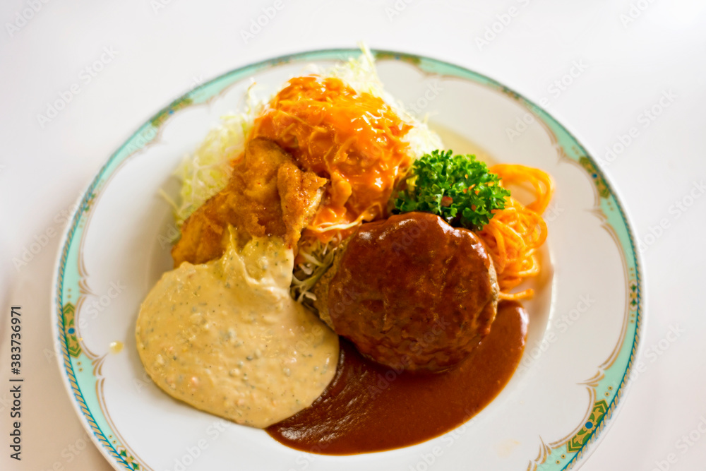 ハンバーグとチキン南蛮
