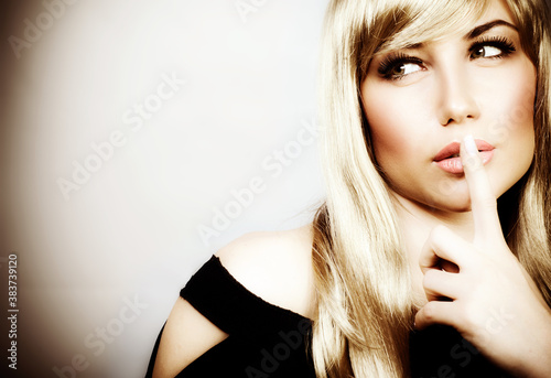 Картината върху платно Woman expressions hush