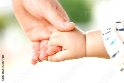 母親と赤ちゃんが手をつなぐ　親子の触れ合い