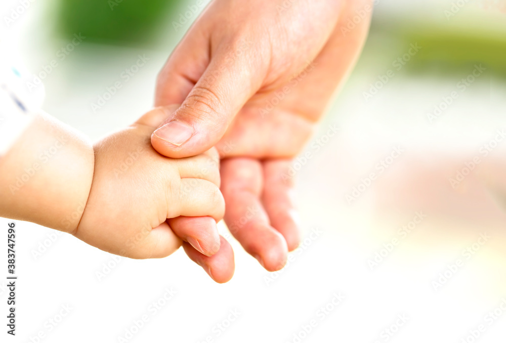 母親と赤ちゃんが手をつなぐ 親子の触れ合い
母親と赤ちゃんが手をつなぐ 親子の触れ合い