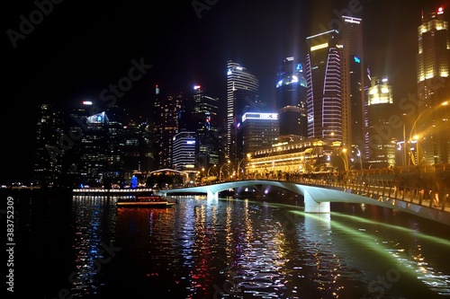 Fototapeta Naklejka Na Ścianę i Meble -  シンガポールの夜景とエスプラネード･ブリッジ