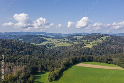 Bild einer Luftaufnahme mit einer Drohne der Landschaft im bayerischen Wald bei Grafenau  Deutschland