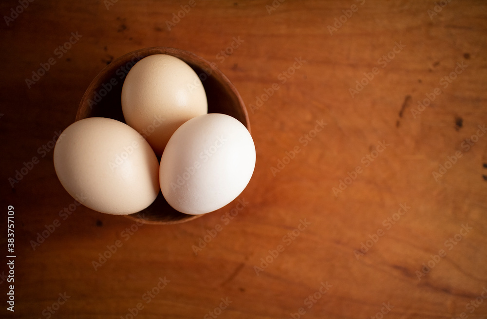 Three fresh white eggs in a wooden cup on a wooden table
木製テーブルの上にある木のカップに入った3つの白い卵 4 Three fresh white eggs in a wooden cup on a wooden table
木製テーブルの上にある木のカップに入った3つの白い卵 4