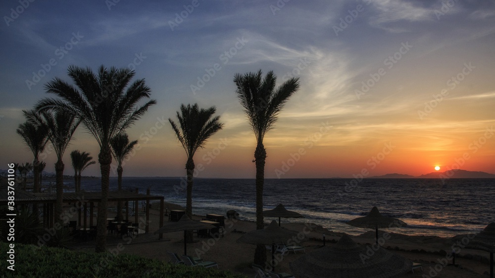 Obraz premium Sunrise over the Red sea on Sinai
