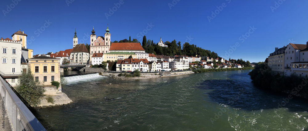 Panorama der Stadt Steyr in Oberösterreich mit Brücke, Kirche und Fluß, Österreich