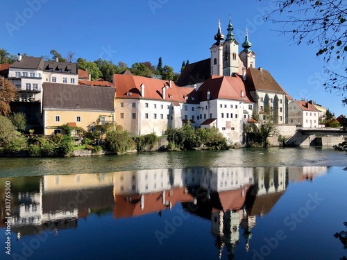 Panorama der Stadt Steyr in Ober  sterreich mit Br  cke  Kirche und Flu      sterreich