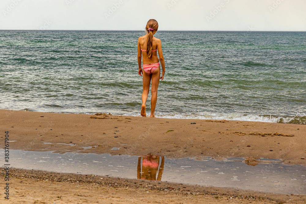 Dziewczynka na plaży - obrazy, fototapety, plakaty 