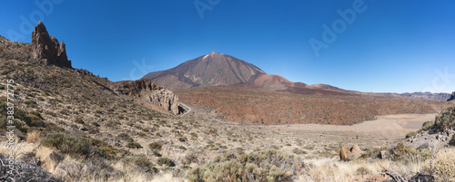 Landschaft im Nationalpark Teneriffa mit Blick auf die Südflanke des Teide, aufgenommen im Aufstieg zur Montana de Guajara