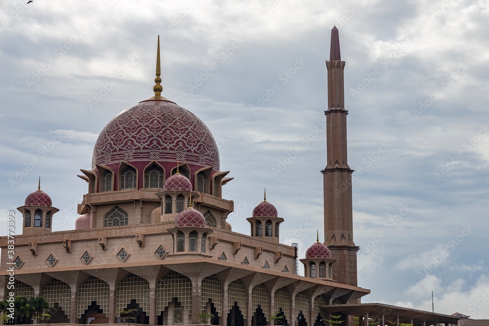 Fototapeta premium The Putra Mosque (Malay: Masjid Putra) is the principal mosque of Putrajaya, Malaysia