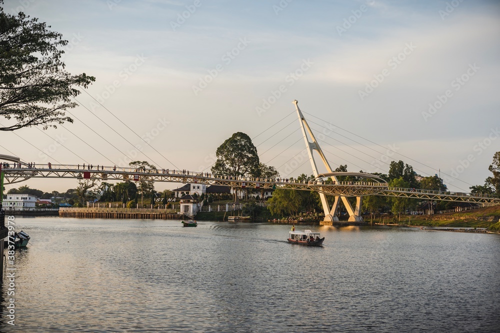 Obraz premium The Darul Hana Bridge in Kuching Waterfront, Sarawak