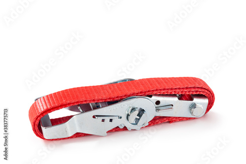 Produktaufnahme. Roter Spanngurt auf weißem Untergrund aufgewickelt.