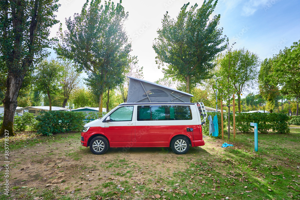 Schönen Wohnmobil mieten zum Urlaub machen auf dem Campingplatz 