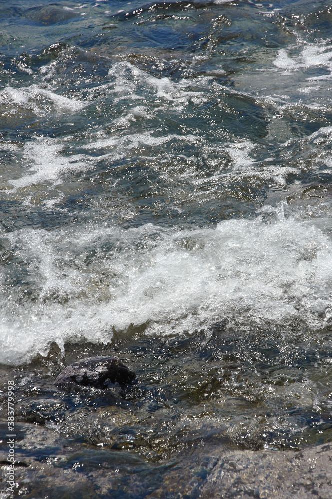 Obraz premium 遠浅の岬の浅瀬で泡立つ潮