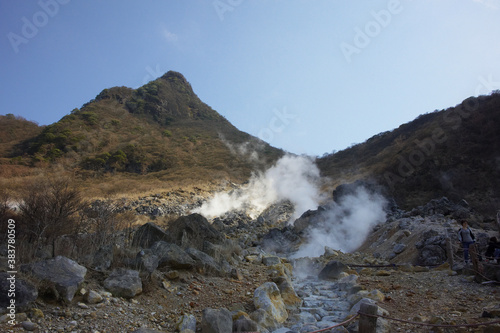 硫黄の噴煙を上げる大沸谷