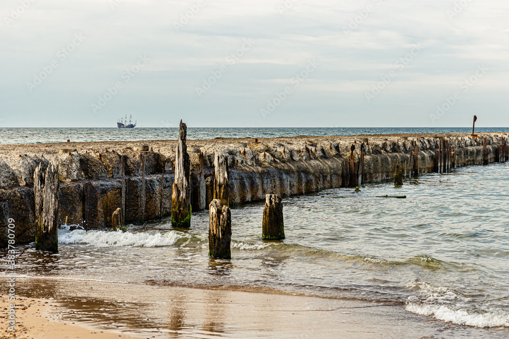 drewniane falochrony nad morzem Bałtyckim
