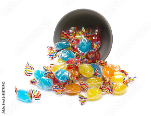 Billede på lærred Colorful hard candies with transparent cellophane wrapping in bowl isolated on w